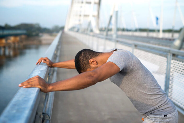 deportista-que-tiene-dificultades-entrenar-sentir-dolor-problemas-salud_342744-638