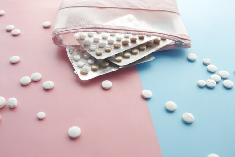 pastillas-anticonceptivas-sobre-fondo-color-cerrar_260672-4180